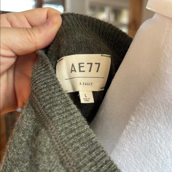 NWT Cashmere AE 77 American Eagle Outfitters Olive Crew Neck Sweater - Picture 6 of 9